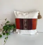 Handgemaakte kussenhoes in wit met Marokkaans patroon in roodtinten