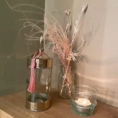 Théières en verre artisanales marocaines à côté d'autres bocaux en verre