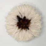 Marokkanische handgemachte Jujuhat-Federdekoration in Weiß mit Brauntönen