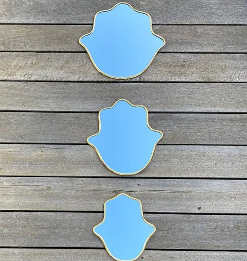 Marokkaanse handgemaakte spiegels met gouden randen in de vorm van Fatima's hand in drie verschillende maten