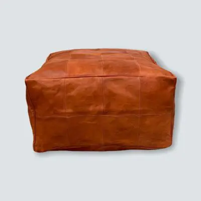 Fyrkantig marockansk handsydd läderpuff, från sidan