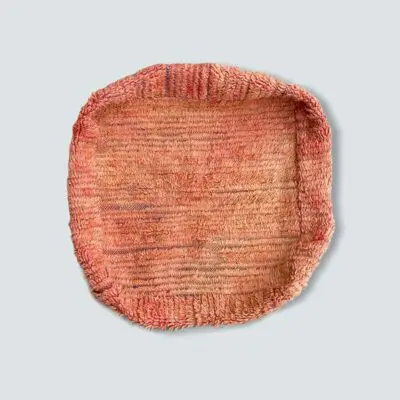 Fyrkantig marockansk handsydd golvkudde i ull med ljusrosa nyanser