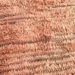 Vierkant Marokkaans handgenaaid vloerkussen van wol met lichtroze tinten