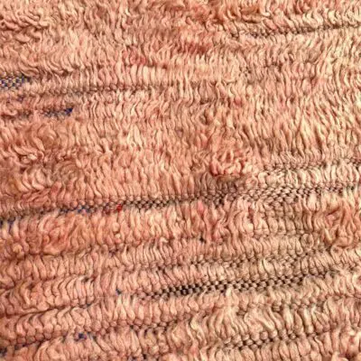 Fyrkantig marockansk handsydd golvkudde i ull med ljusrosa nyanser