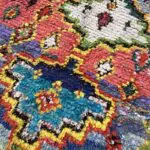 Marokkanischer handgewebter Boucherouite-Teppich mit mehrfarbigem Muster, dicht
