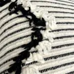 Marokkanischer handgewebter Kissenbezug in Beige mit Wolldetails in Schwarz, geformt wie ein enger Pfeil