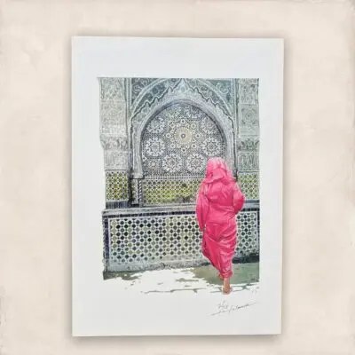 Marockanskt konstverk av en kvinna i rosa