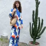 Modell in marokkanischem handgewebtem Kleid mit Lotusblumenmuster in Blautönen