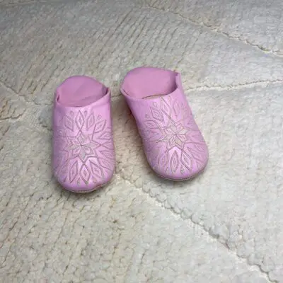 Moroccan handmade slippers in pink with white pattern