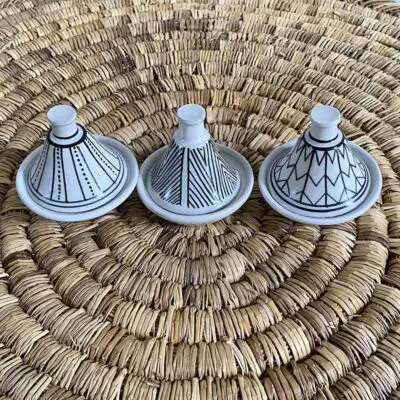 Tre små handgjorda tagineskålar i olika mönster