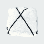 Vierkant Marokkaans handgenaaid vloerkussen van wol met een groot zwart kruismotief