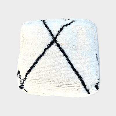 Coussin de sol carré marocain cousu main en laine avec motif grande croix noire
