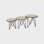 Tables en bois faites à la main en grandes, moyennes et petites, côte à côte