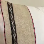 Handgewebter Vintage-Kelim-Ourika-Kissenbezug mit weiß-beigem Muster, dicht