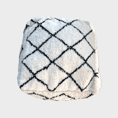 Coussin de sol carré marocain cousu main en laine à motif carrés noirs