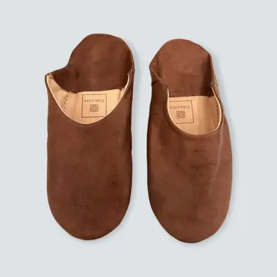 Moroccan handmade slippers in hazelnut brown, front view