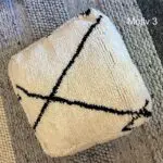 Vierkant Marokkaans handgenaaid vloerkussen van wol met een groot zwart kruismotief