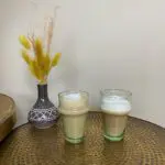 Marokkanisches mundgeblasenes Beldi-Glas mit Kaffee darin