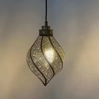 Marokkansk håndlavet snoende dråbeformet lampe, tændt i mørke
