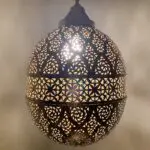 Stor håndlavet natlampe i guldmetal med marokkansk mønster, tæt