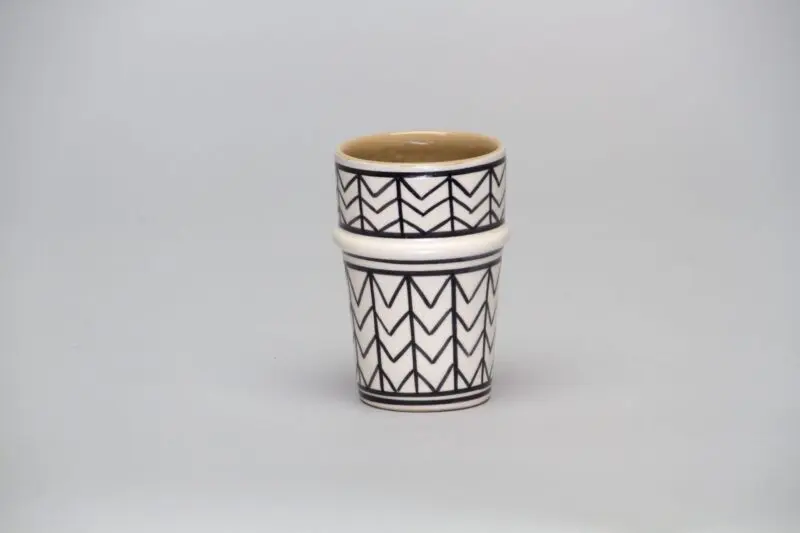 Beldi mug in white with black zigzag pattern