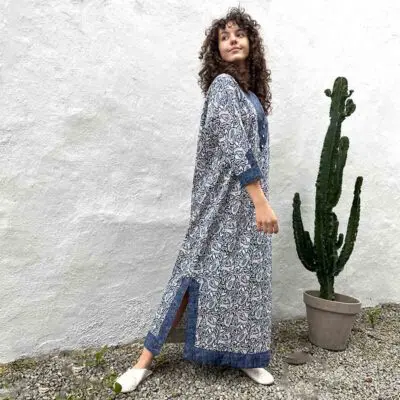 Modell in marokkanischem, handgewebtem Jeanskleid mit Blattmuster