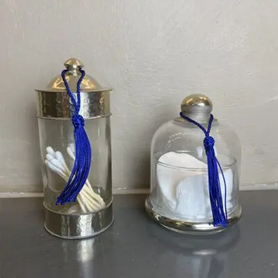 Marokkanisches handgefertigtes Glasgefäß mit Toilettenartikeln darin