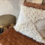Marockanskt handvävt kesh kuddfodral i vitt mönster liggande på stol