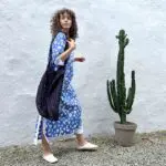 Modell i marockansk handvävd klänning i blått med nejlikamönster