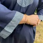 Modell in marokkanischem handgewebtem Kleid in Dunkelblau, eng anliegend