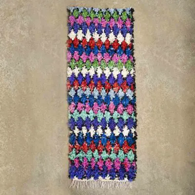 Tapis boucherouite tissé à la main avec motif losanges multicolores, vu d'en haut