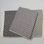 Marockanskt handvävt överkast med grått fyrkantigt mönster