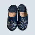 Chaussons marocains faits main en bleu nuit, avec paillettes, vue de face