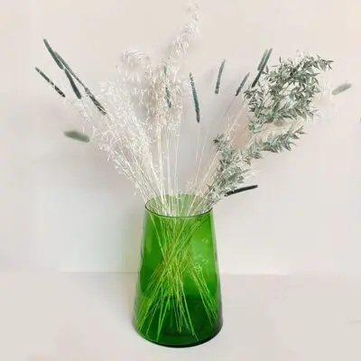 Handgefertigte grüne Beldi-Vase mit Blumen darin