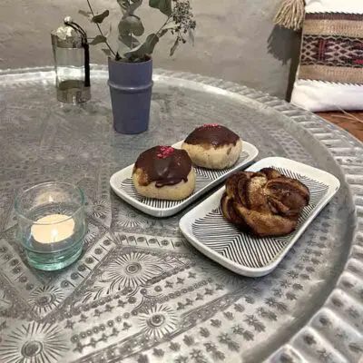 Table plateau faite à la main avec motif marocain, avec vaisselle et décorations posées dessus