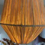 Lampe marocaine en raphia artisanale en forme de cône, dense