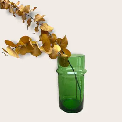Kleine handgefertigte grüne Beldi-Vase mit gelben Blumen darin