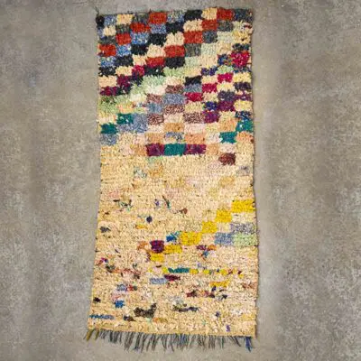Handvävd boucherouite-matta i flerfärgat marockanskt mönster i beige toner