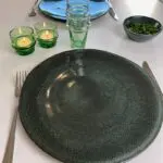 Marockanska handgjorda värmeljushållare i grönt glas på täckt bord