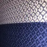 Marokkansk håndvævet hammam håndklæde i blå med hvidt marokkansk mønster, tæt