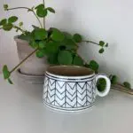 Marockansk handgjord kopp med i vitt med svart sicksackmönster