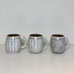 Drie Marokkaanse handgemaakte keramische mokken met handvatten in drie verschillende patronen, zoals stippenpatroon, zigzagpatroon en etnisch chic patroon