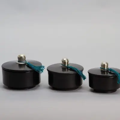 Schwarze runde niedrige marokkanische handgefertigte Stuckgläser mit blauen Quasten