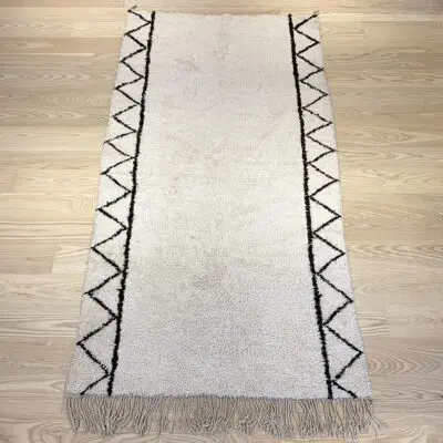 White Moroccan Beni Ouarain wool rug with pyramid pattern in black on the sides