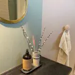 Marokkansk beldi krus i grå med dekorationer i ude på et badeværelse