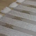 Handgewebter beiger Baumwollteppich mit marokkanischem Streifen- und Punktmuster in Brauntönen mit weißen Quasten, dicht