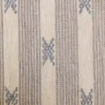 Handgewebter Baumwollteppich in Weiß mit marokkanischem Streifen- und Punktmuster in Hellblau mit braunen Quasten, dicht