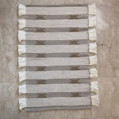 Handgewebter Baumwollteppich in Beige mit marokkanischem Streifen- und Punktmuster in Brauntönen mit weißen Quasten