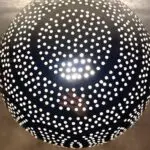 Marokkaanse handgemaakte tafellamp van zilver metaal met samengesteld ringenpatroon, close-up