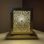 Marokkanische handgefertigte Tischlampe aus goldenem Metall mit marokkanischem Muster